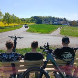 BankmitFahraradfahrern.jpg